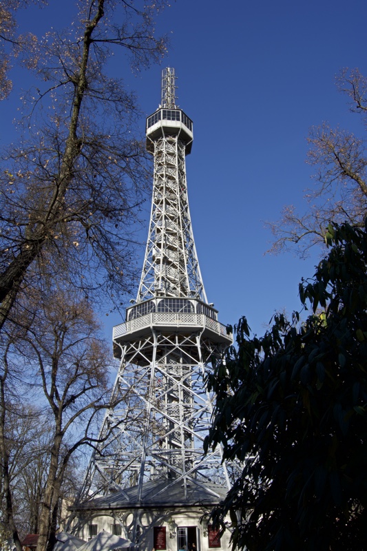 küçük eiffel petrin kulesi